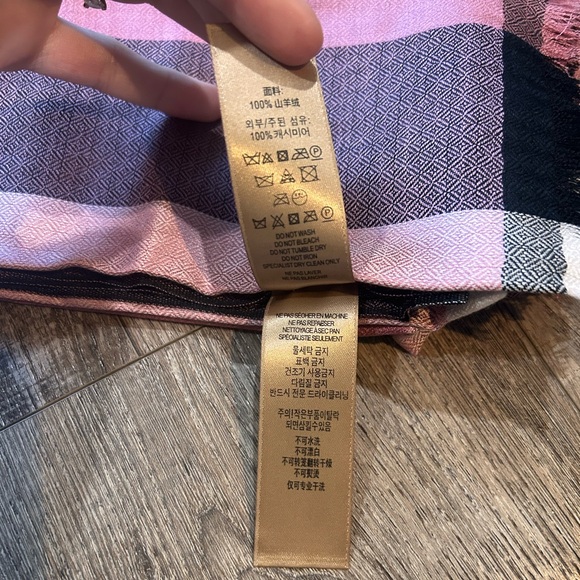 NWT Burberry Cashmere Scarf - Picture 4 of 12